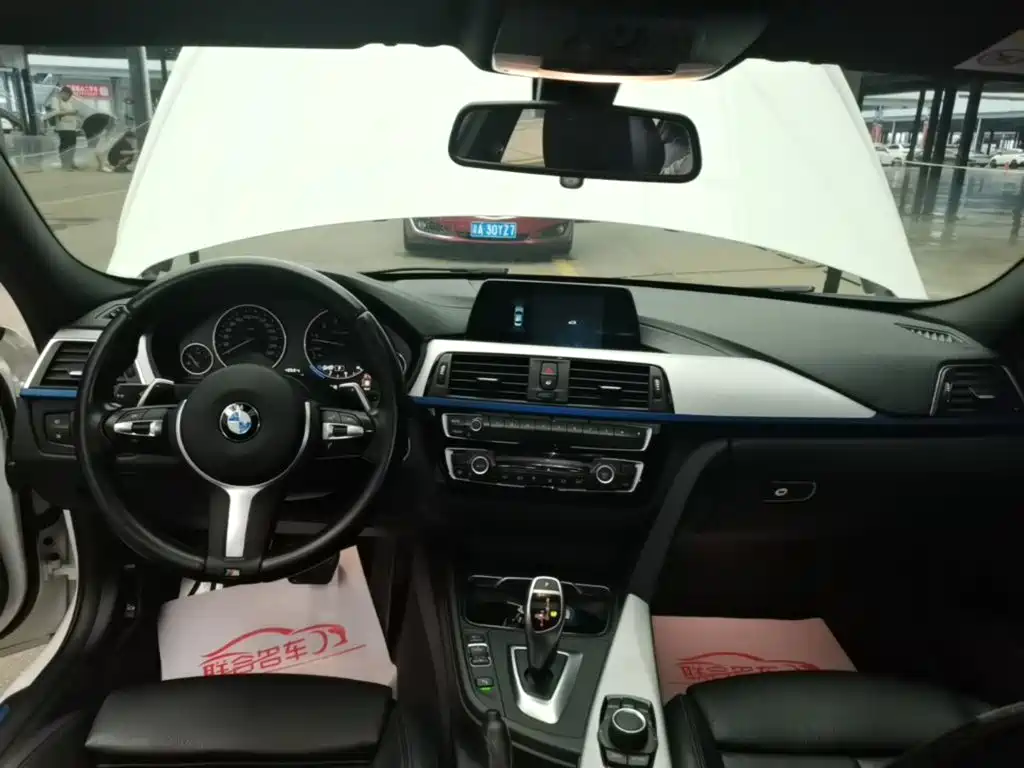 BMW 3 Series 2018 — фото 10