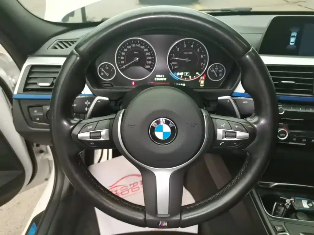 BMW 3 Series 2018 — фото 11