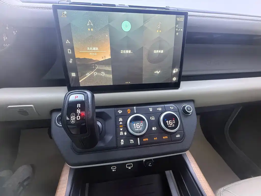 Land Rover Defender 2022 — фото 13
