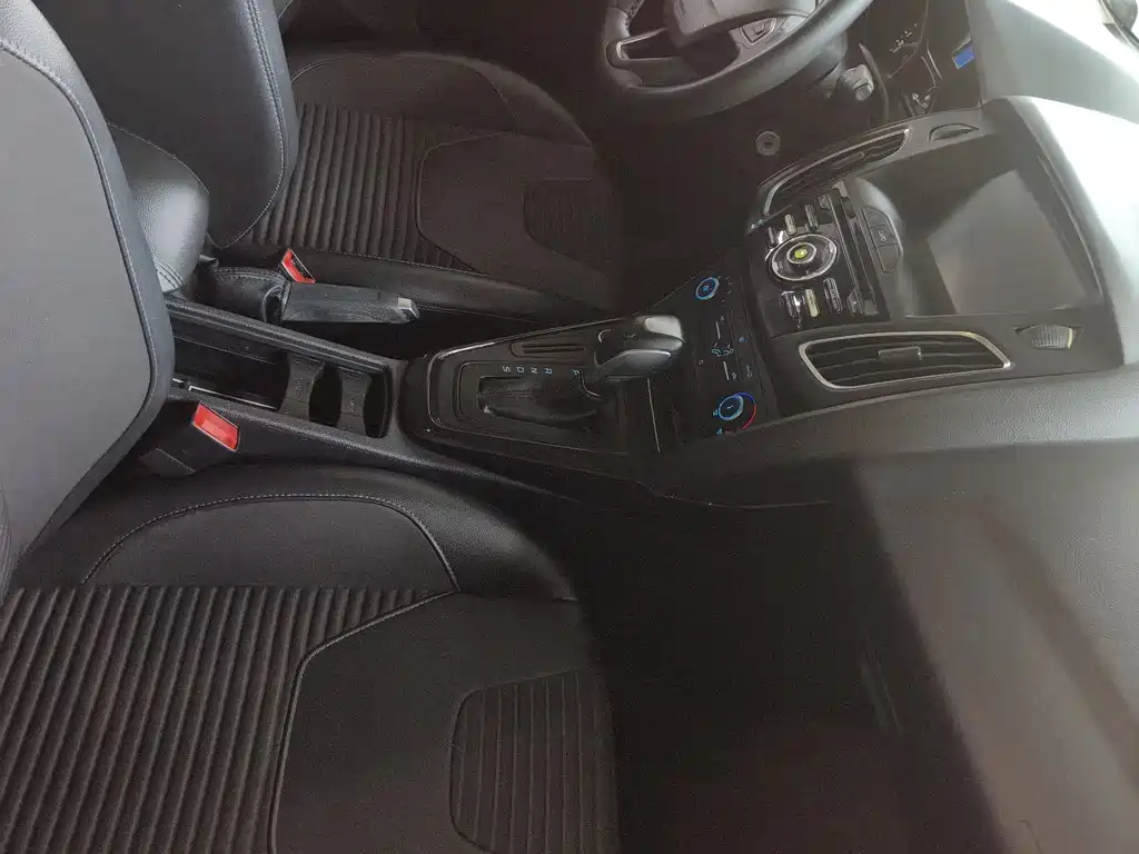 Ford Focus 2018 — фото 14