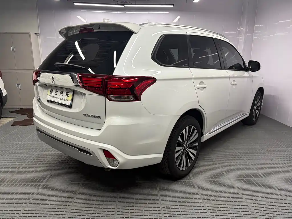 Mitsubishi Outlander 2022 — фото 16