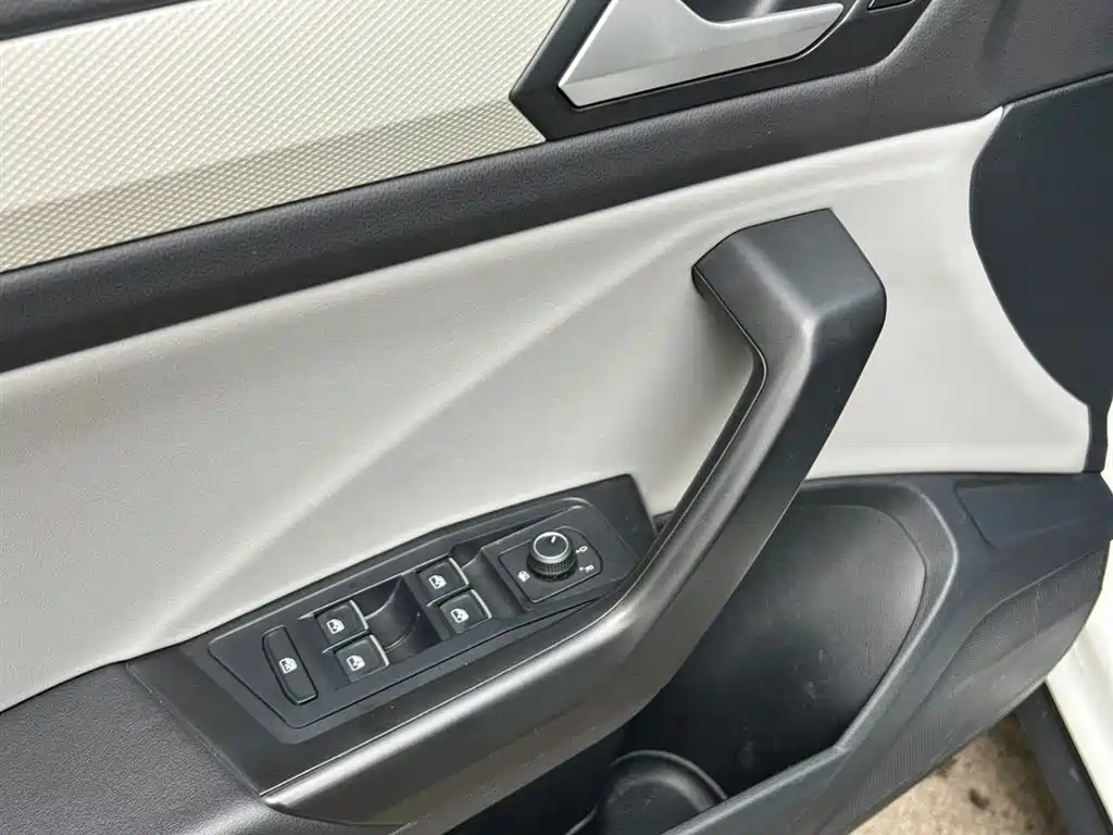 Volkswagen T-Roc 2023 — фото 7