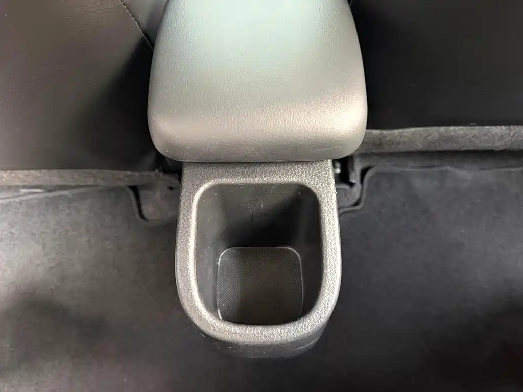 Toyota Yaris L 2022 — фото 12
