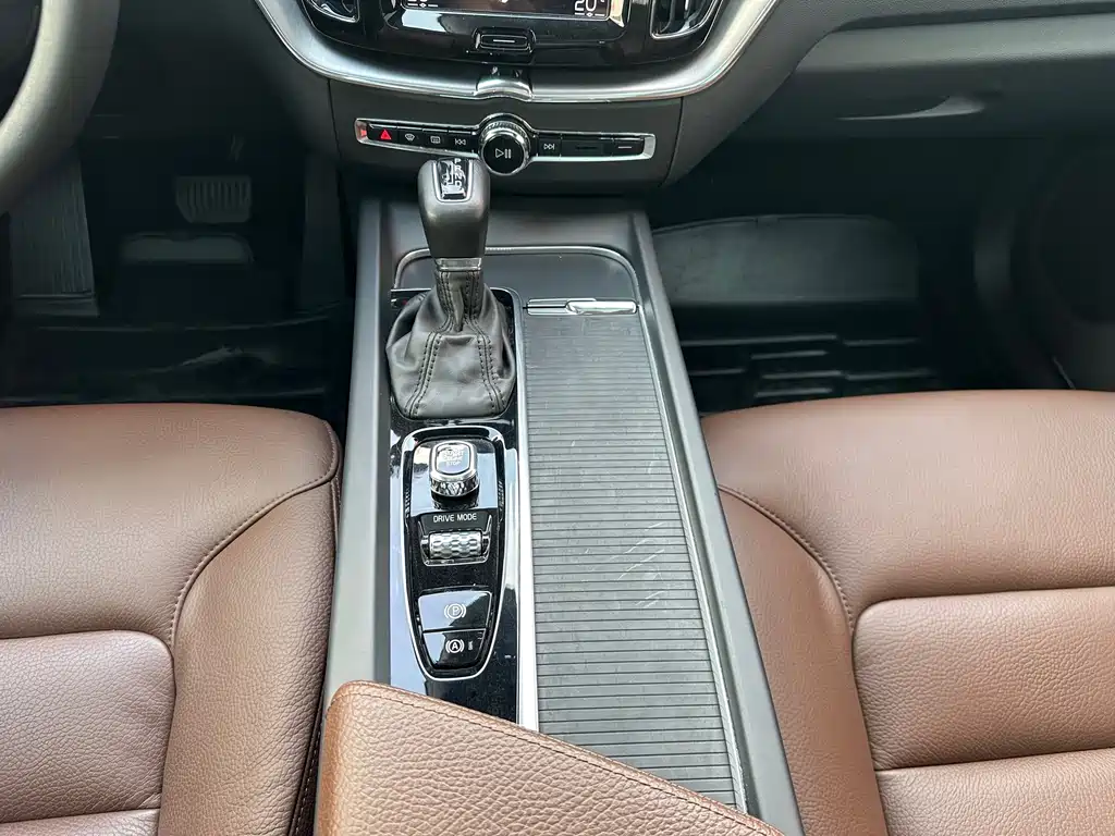 Volvo XC60 2021 — фото 28