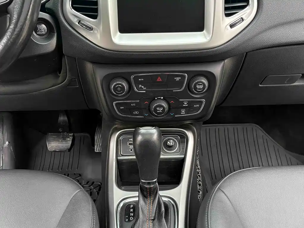 Jeep Compass 2017 — фото 13