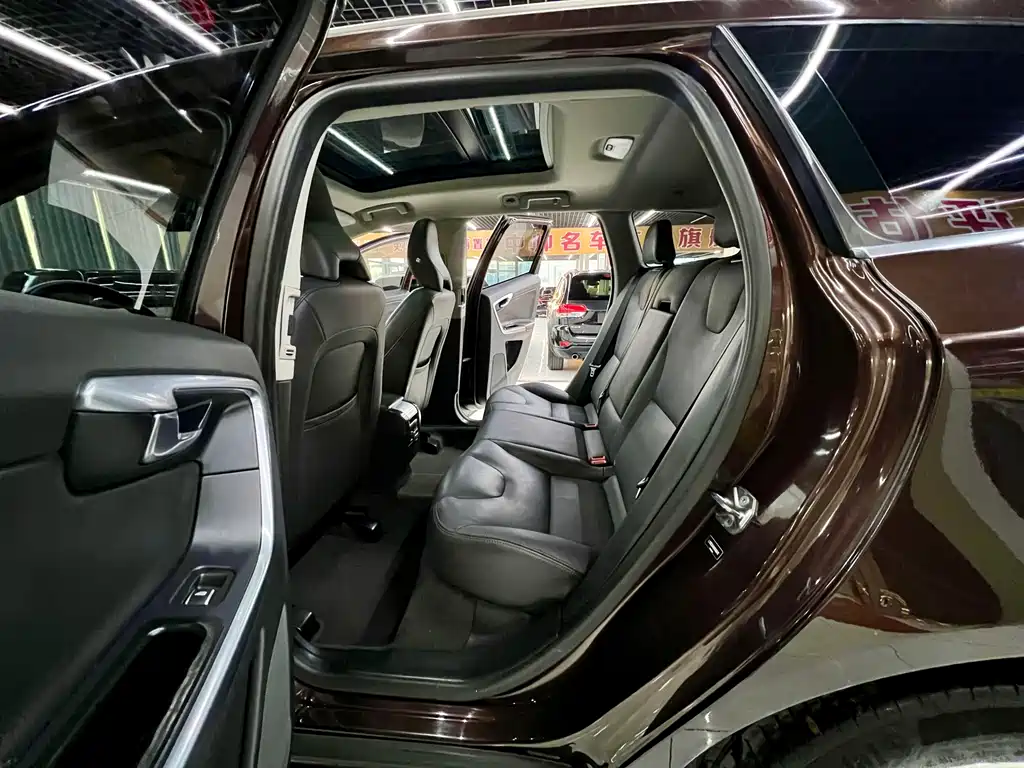 Volvo XC60 2017 — фото 13