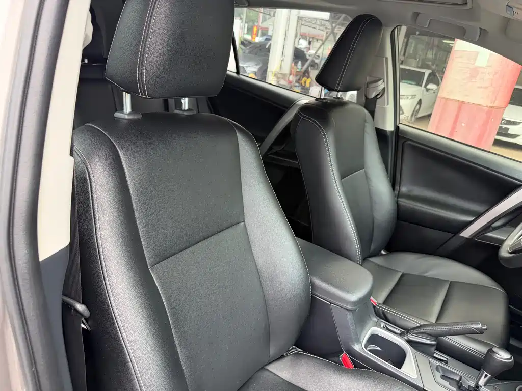 Toyota RAV4 2018 — фото 16