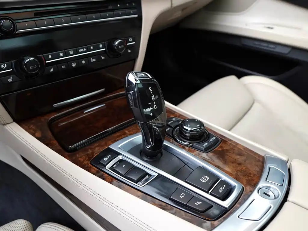 BMW 7 Series 2010 — фото 21