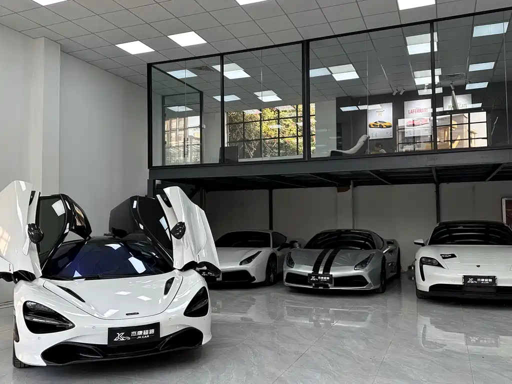 McLaren 720S 2020 — фото 18