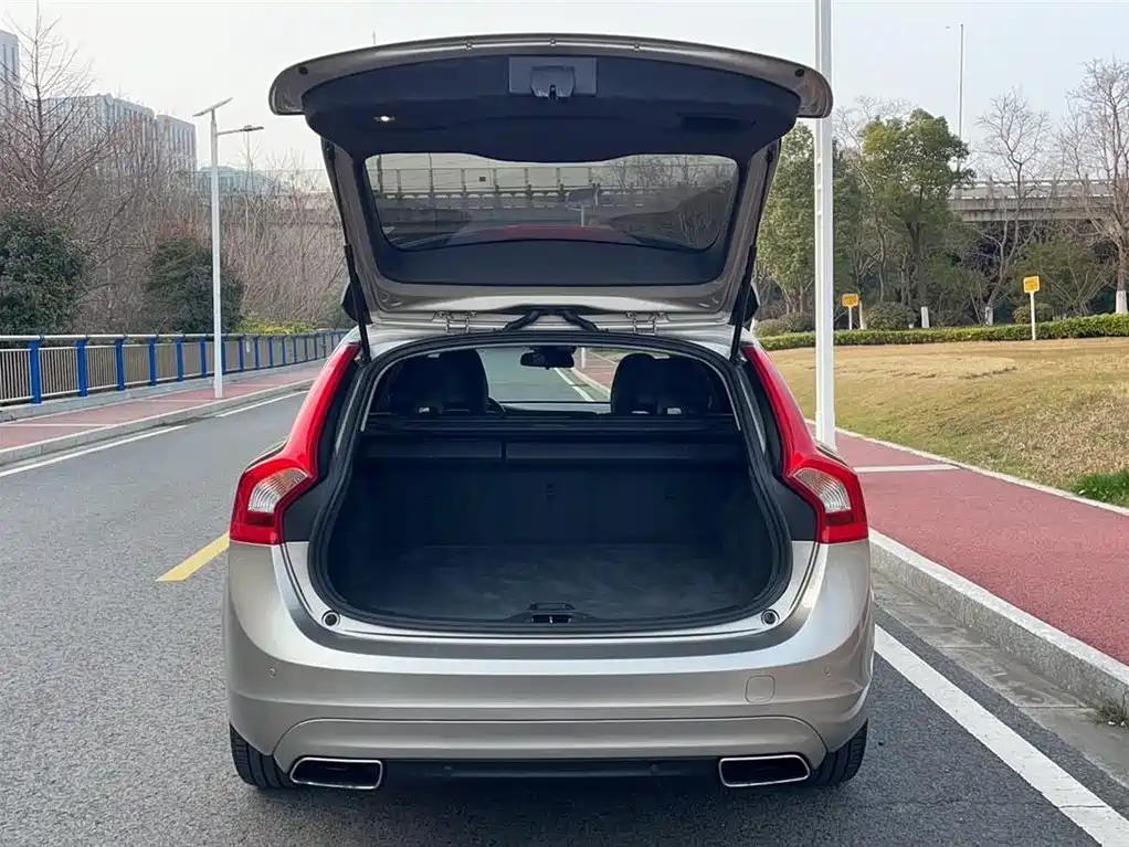 Volvo V60 2015 — фото 19