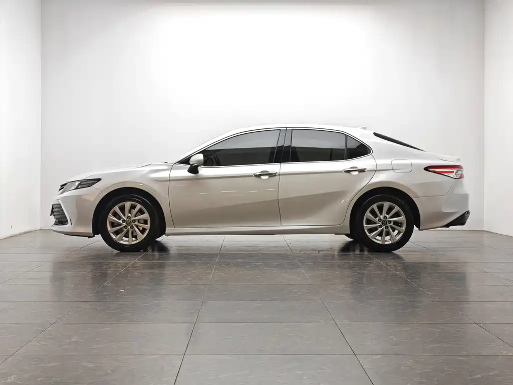Toyota Camry 2022 — фото 10