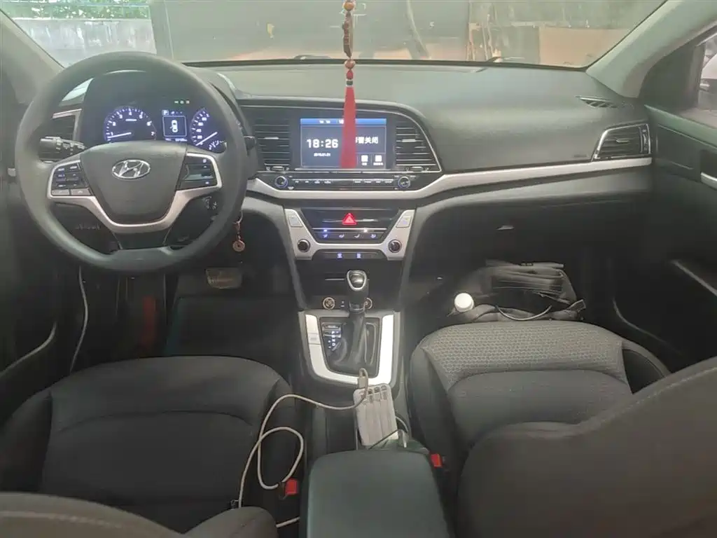 Hyundai Elantra 2018 — фото 10