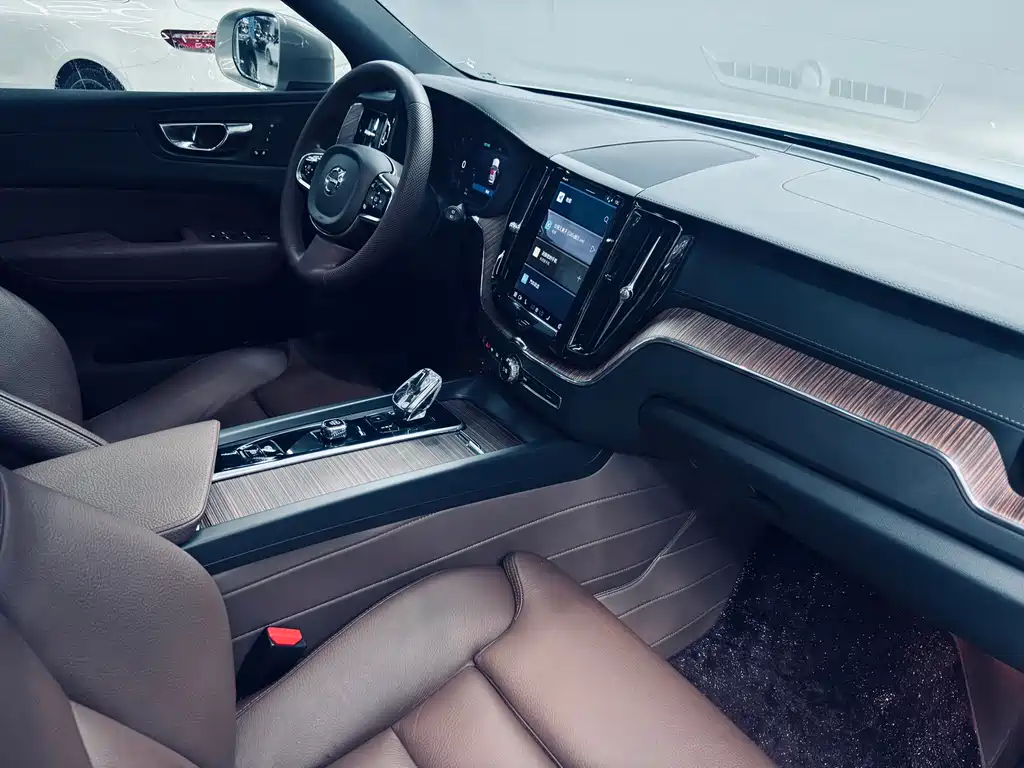 Volvo XC60 2021 — фото 15