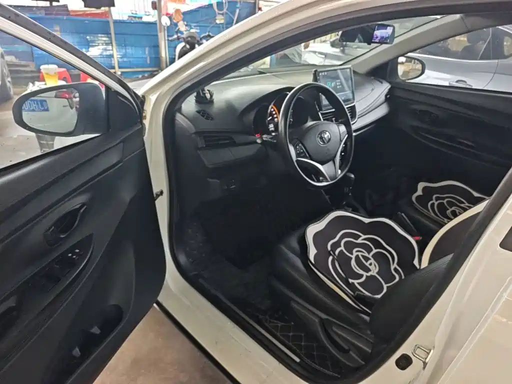 Toyota Yaris L 2023 — фото 16