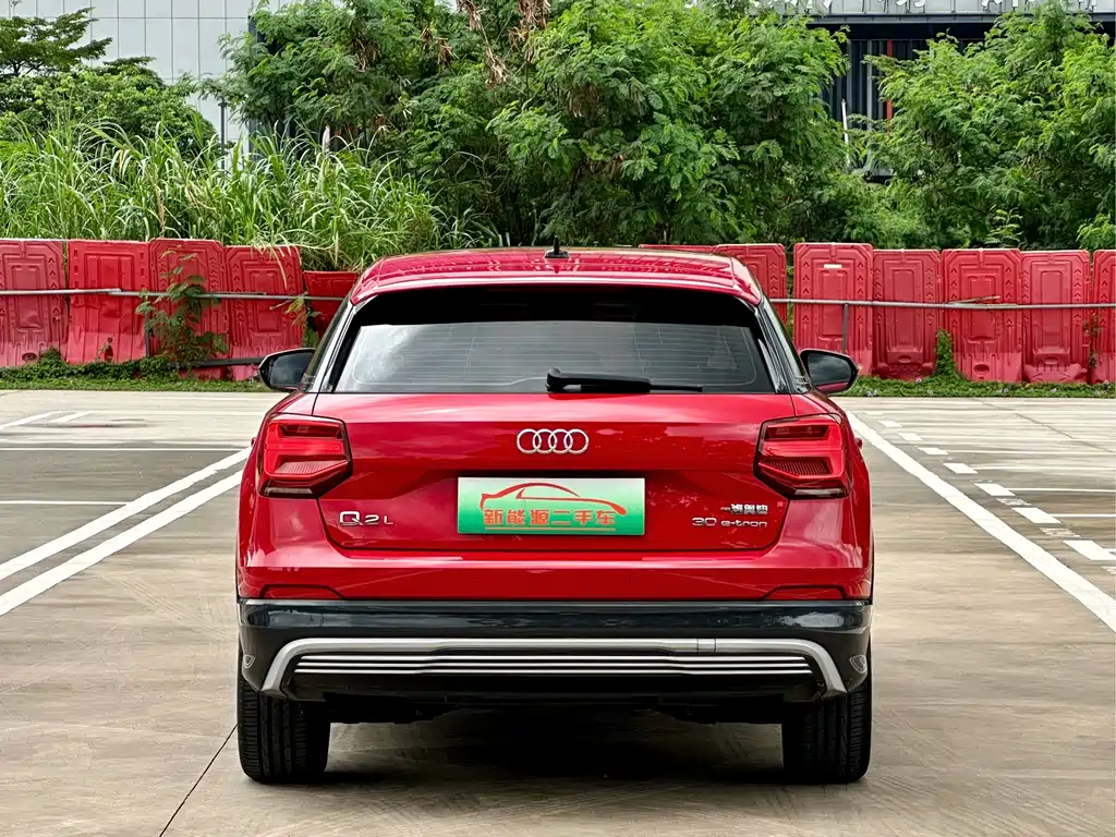 Audi Q2L e-tron 2021 — фото 5