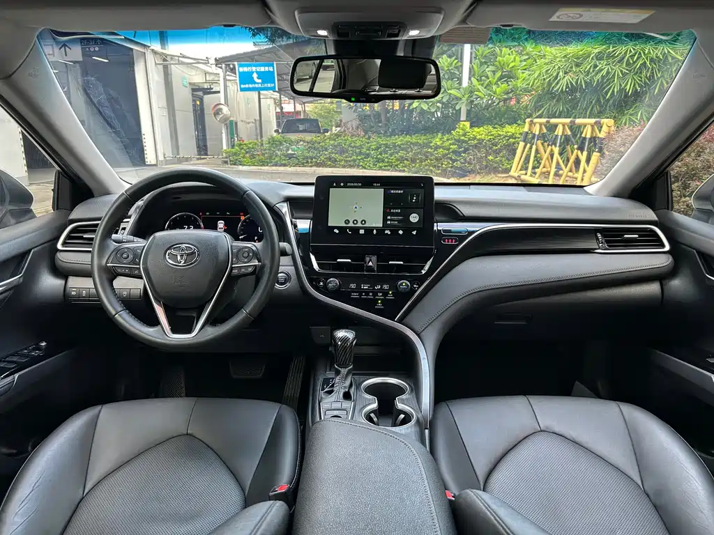 Toyota Camry 2022 — фото 4
