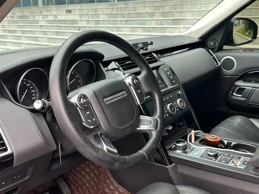 Land Rover Discovery 2018 — фото 9