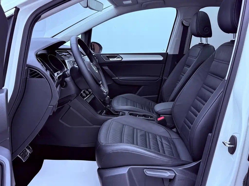 Volkswagen Touran 2017 — фото 10