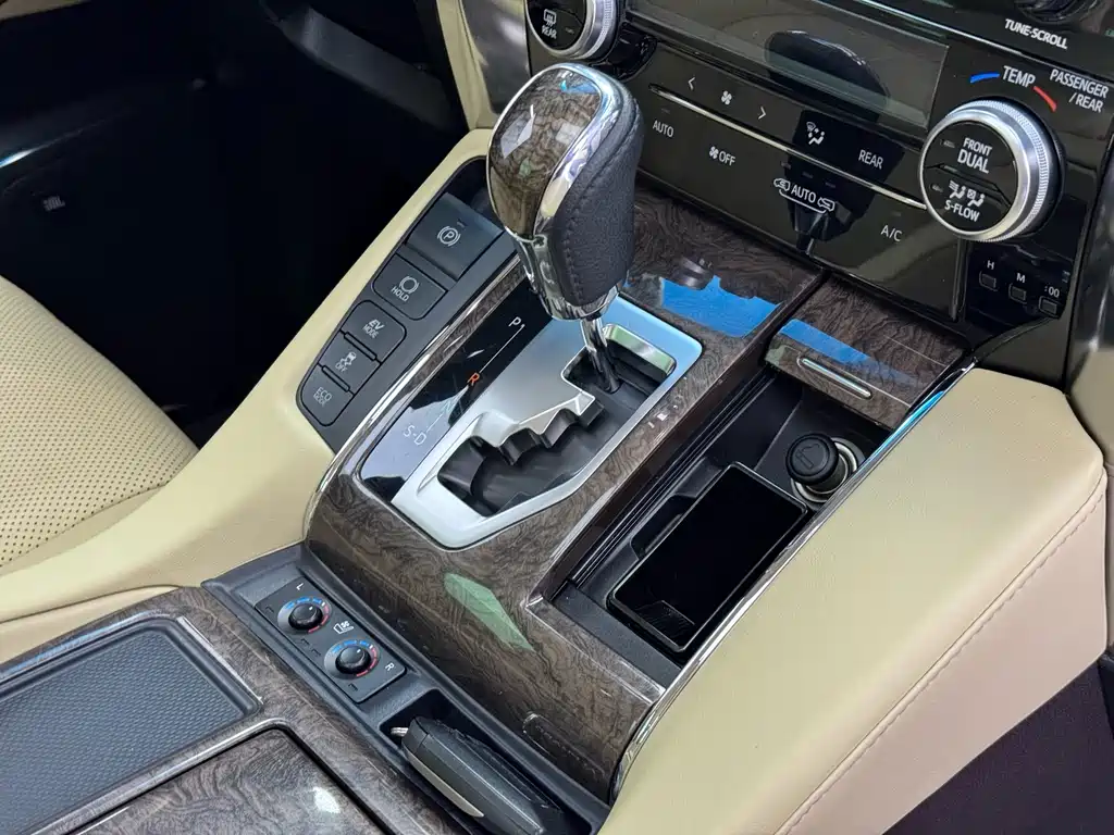 Toyota Alphard 2022 — фото 12