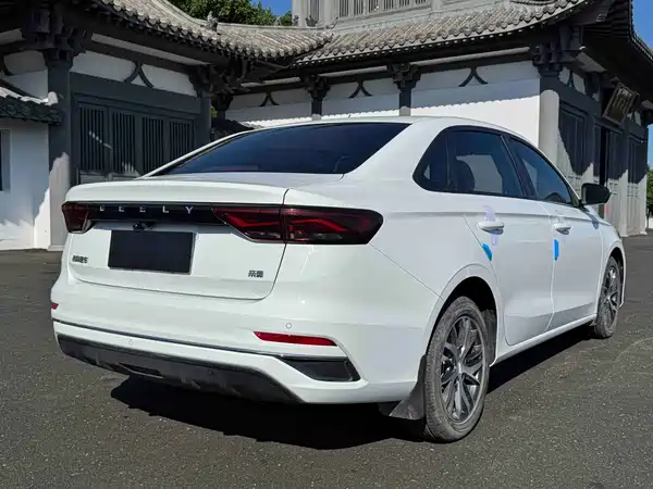 Geely Emgrand 2023
