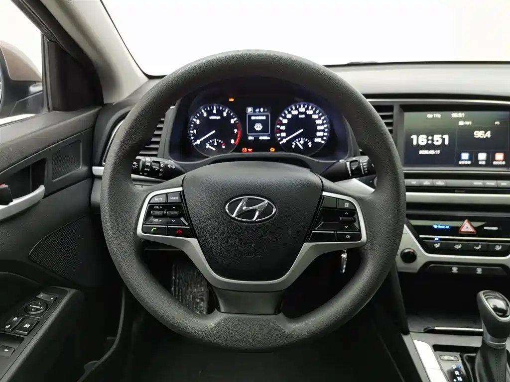 Hyundai Elantra 2016 — фото 11