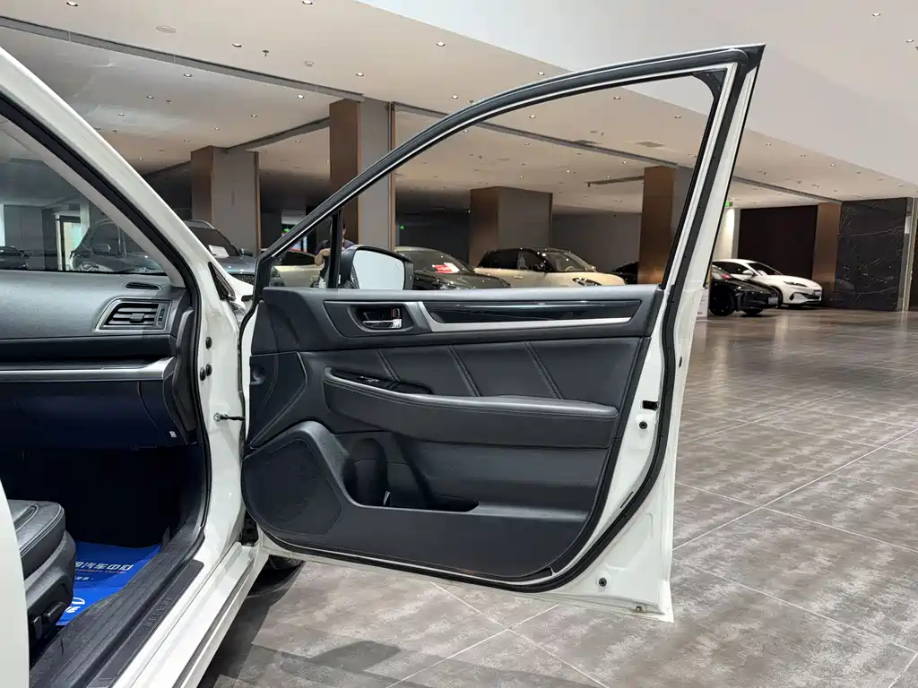 Subaru Legacy 2018 — фото 18