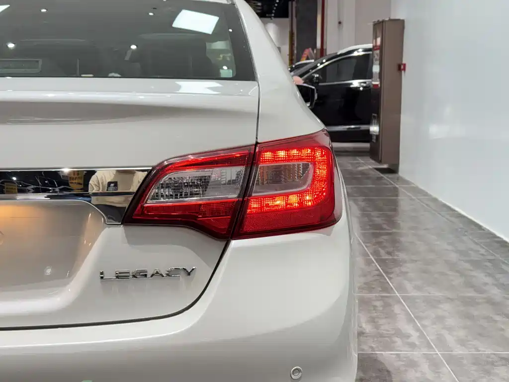 Subaru Legacy 2018 — фото 27