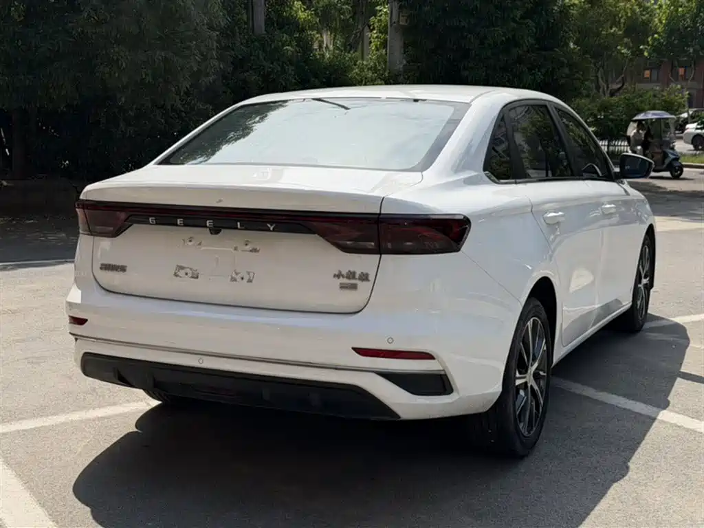 Geely Emgrand 2022 — фото 10