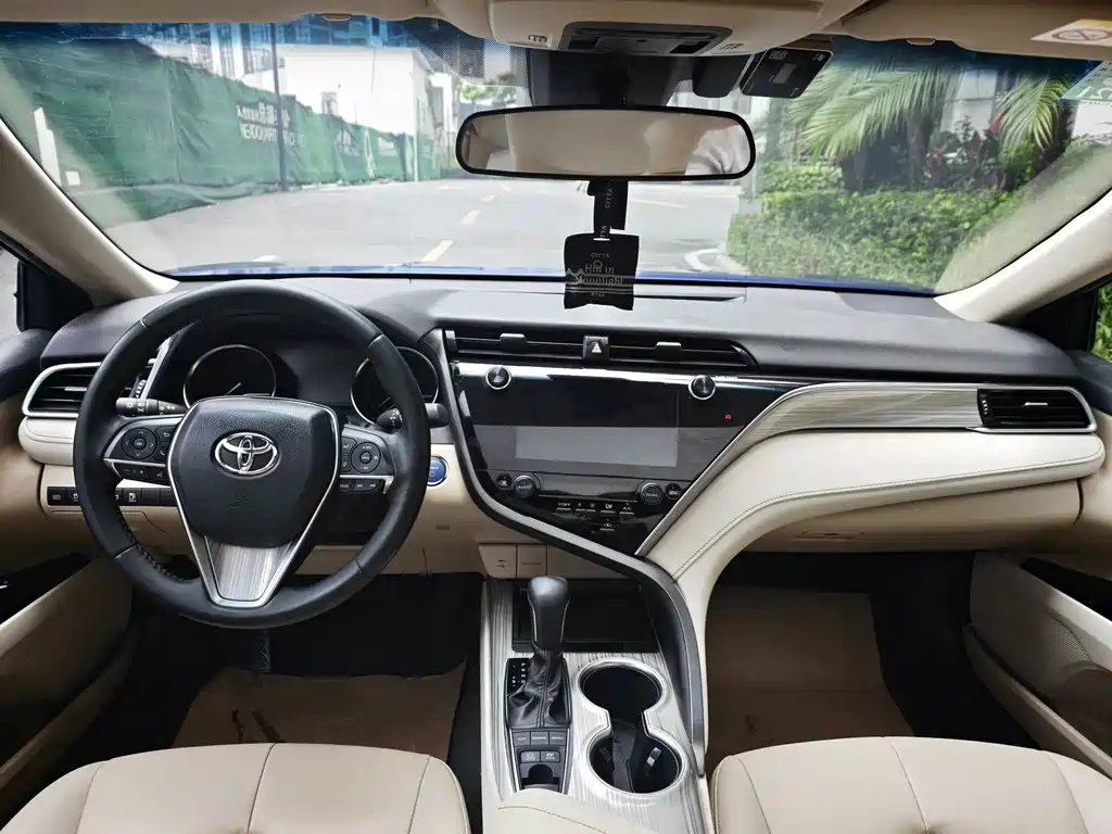 Toyota Camry 2019 — фото 16