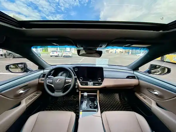 Lexus ES 2025