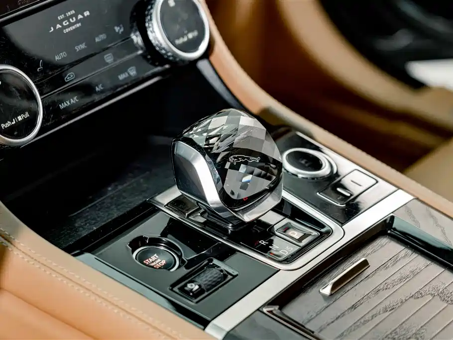 Jaguar XFL 2025 — фото 16