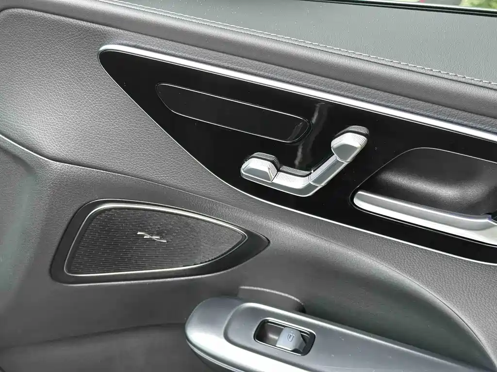 Mercedes-Benz C-Class 2023 — фото 19