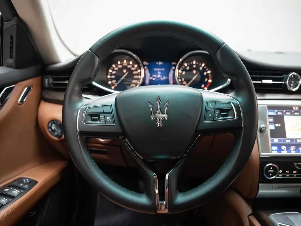 Maserati Quattroporte 2016 — фото 19