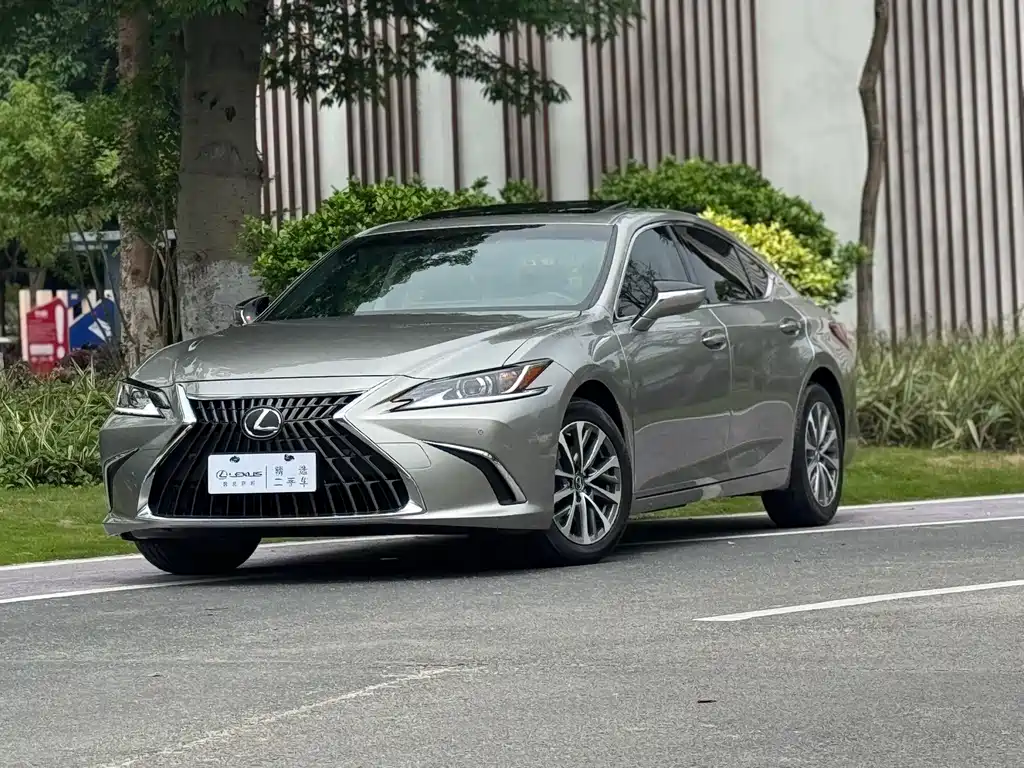 Lexus ES 2023 — фото 1