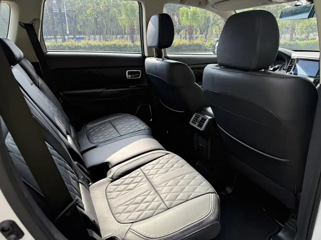 Mitsubishi Outlander 2020 — фото 12
