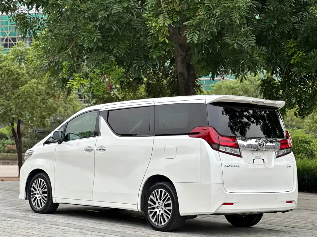 Toyota Alphard 2017 — фото 13
