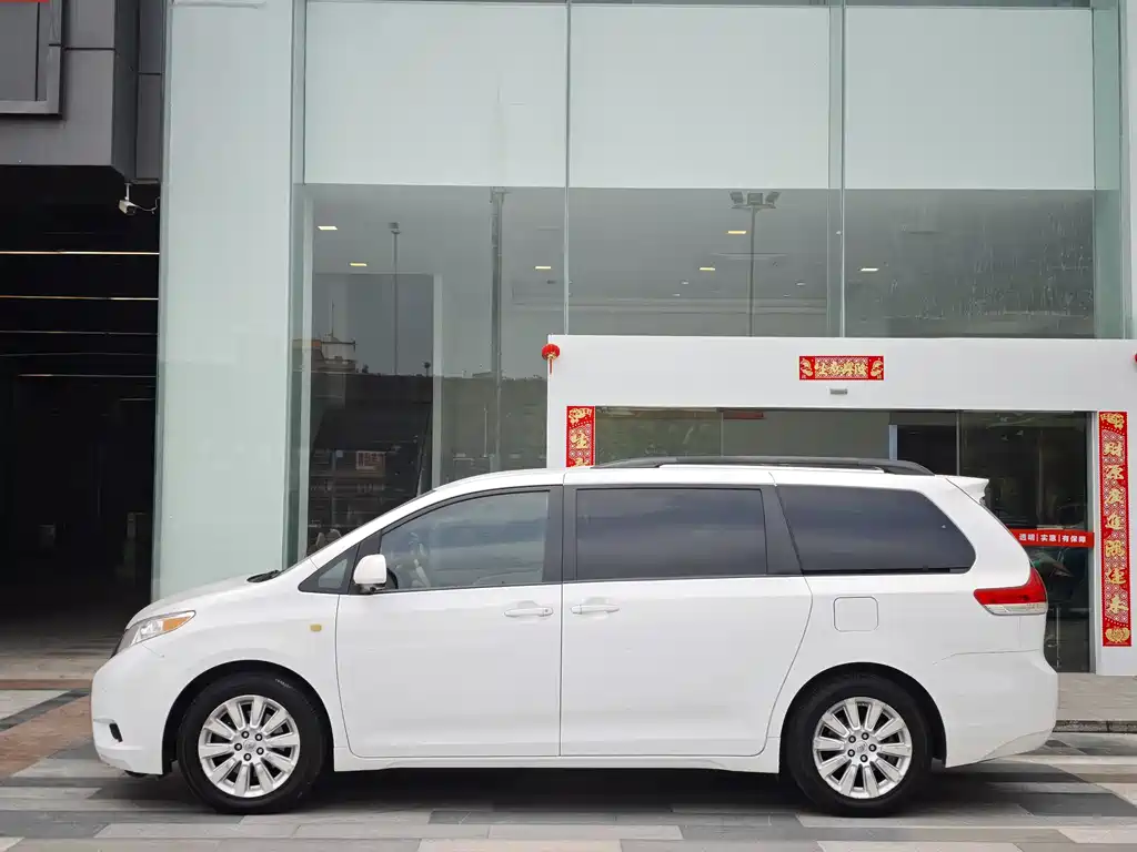 Toyota Sienna 2014 — фото 4