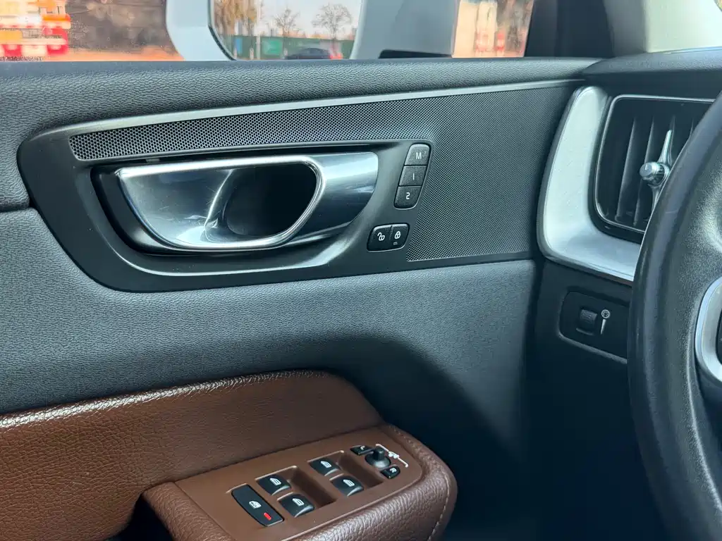 Volvo XC60 2019 — фото 10