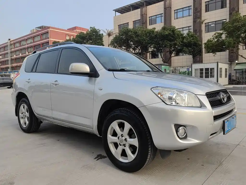 Toyota RAV4 2012 — фото 4