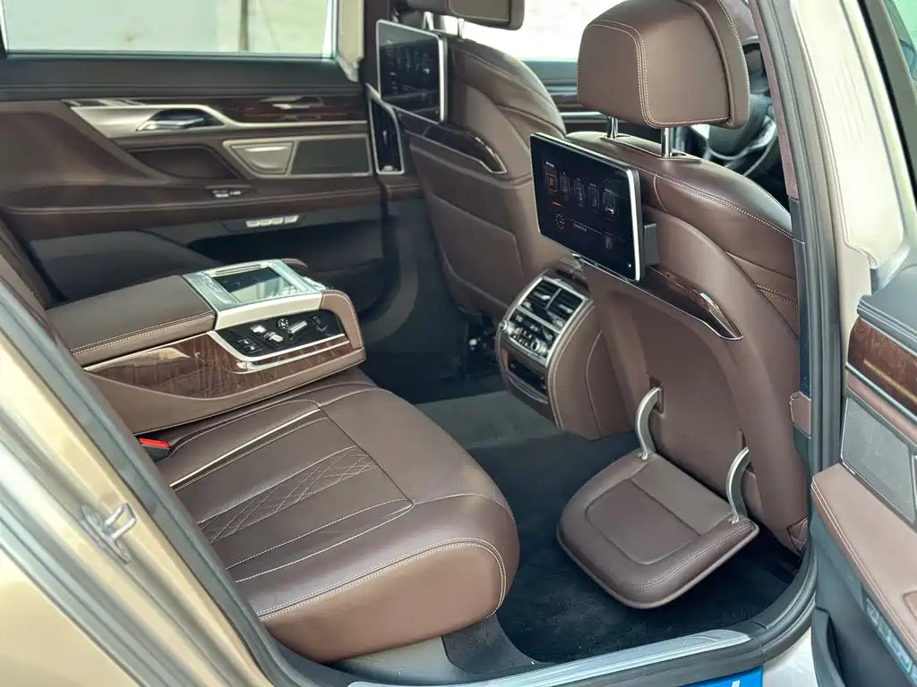 BMW 7 Series 2018 — фото 17