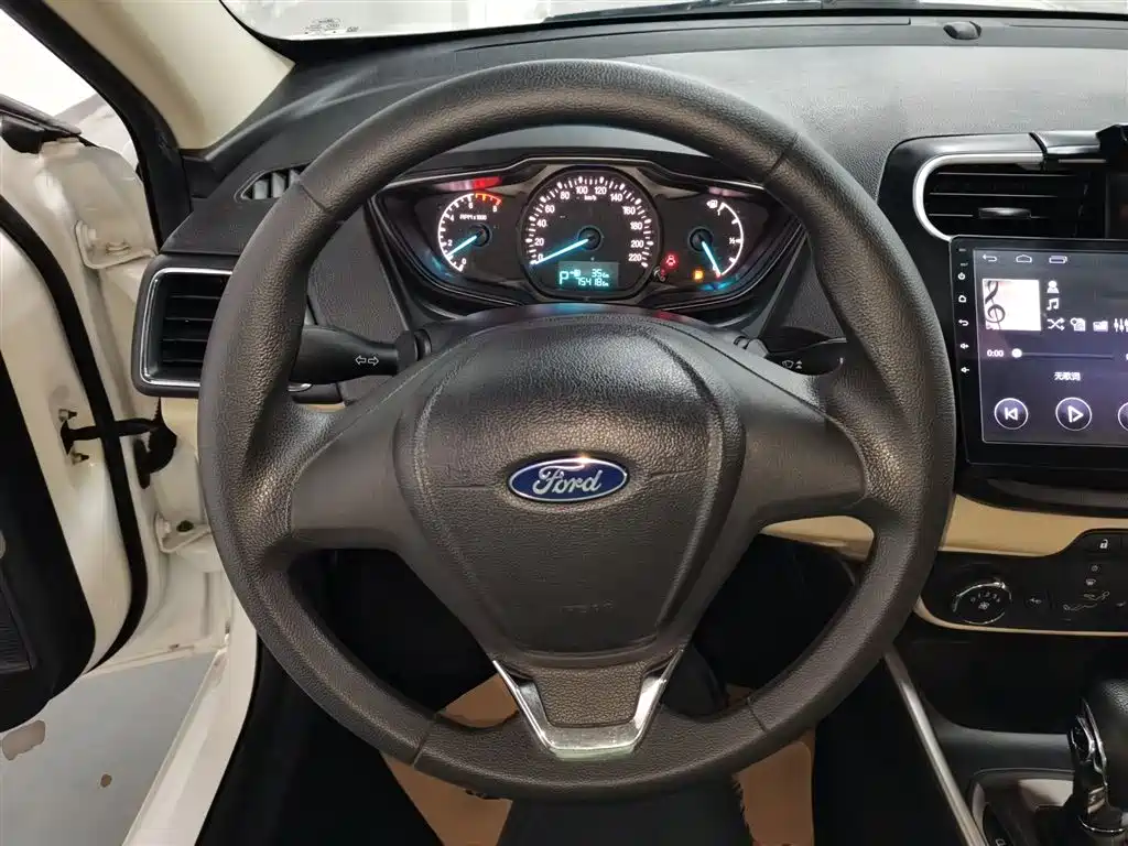 Ford Escort 2017 — фото 11