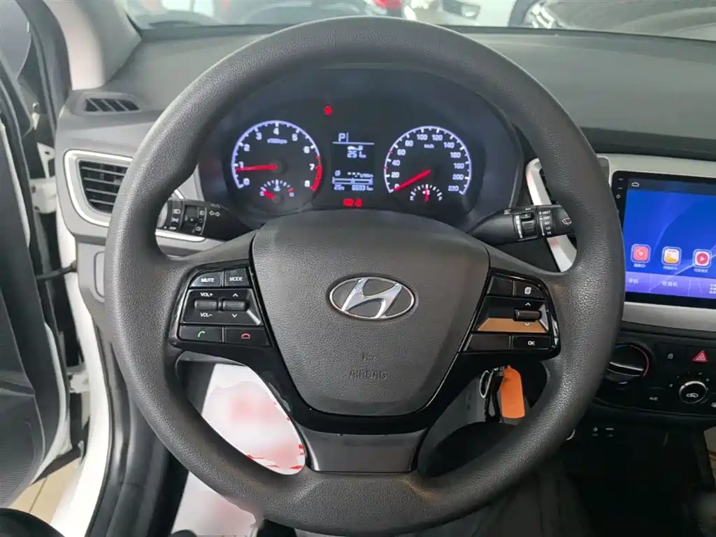 Hyundai Verna 2017 — фото 11
