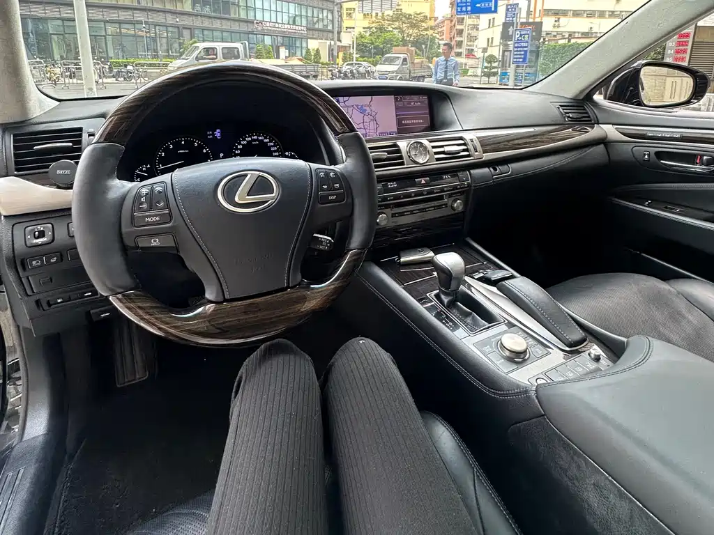 Lexus LS 2013 — фото 13