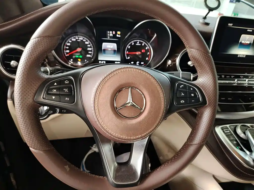 Mercedes-Benz V-Class 2018 — фото 11