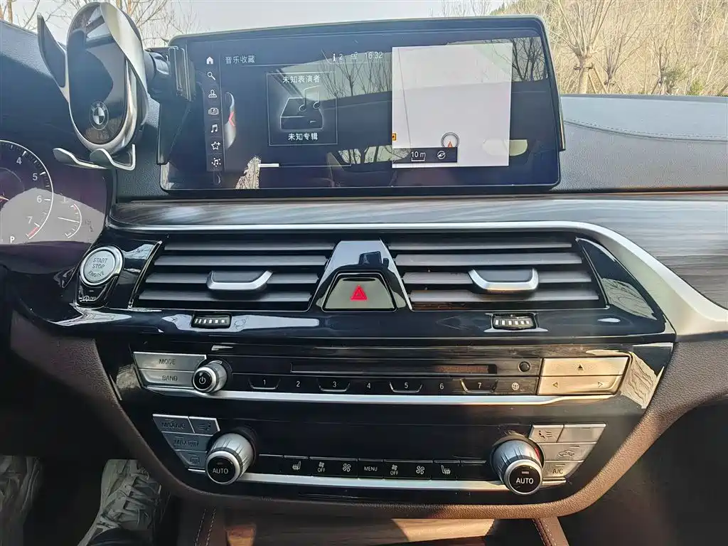 BMW 5 Series 2019 — фото 18