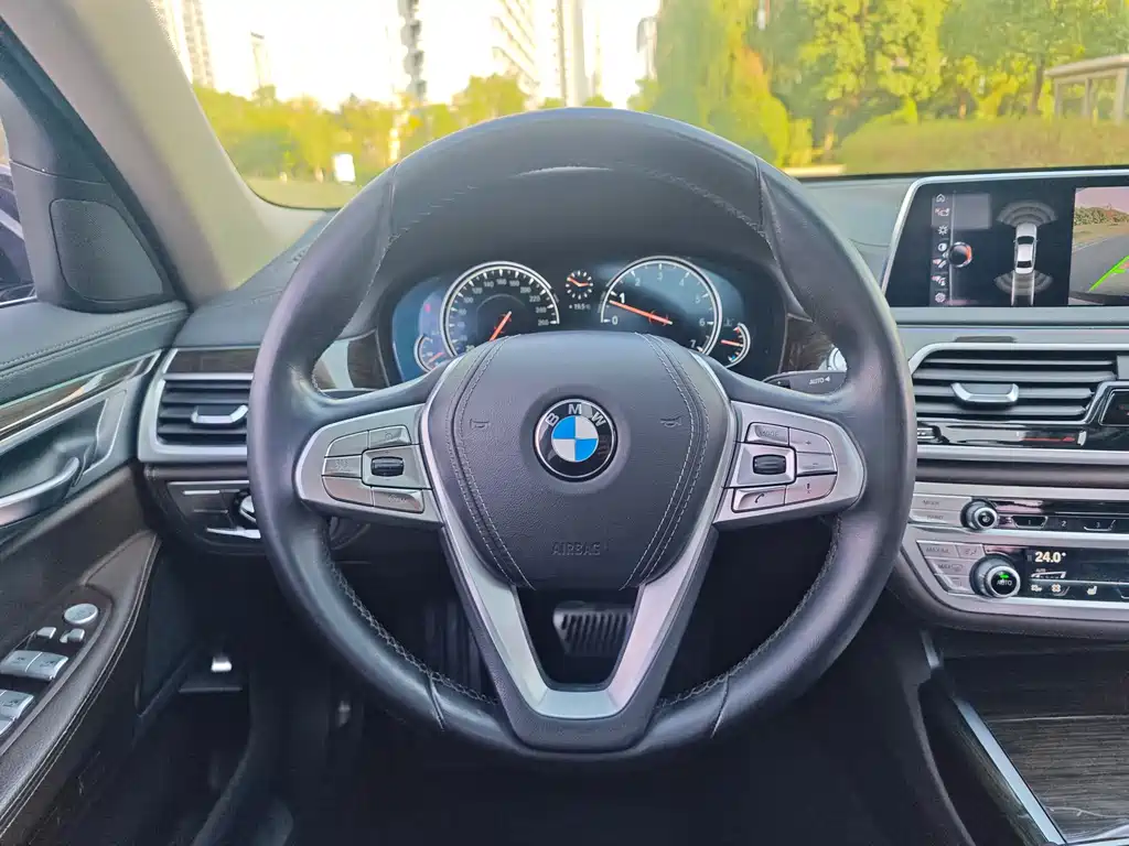 BMW 7 Series 2017 — фото 11