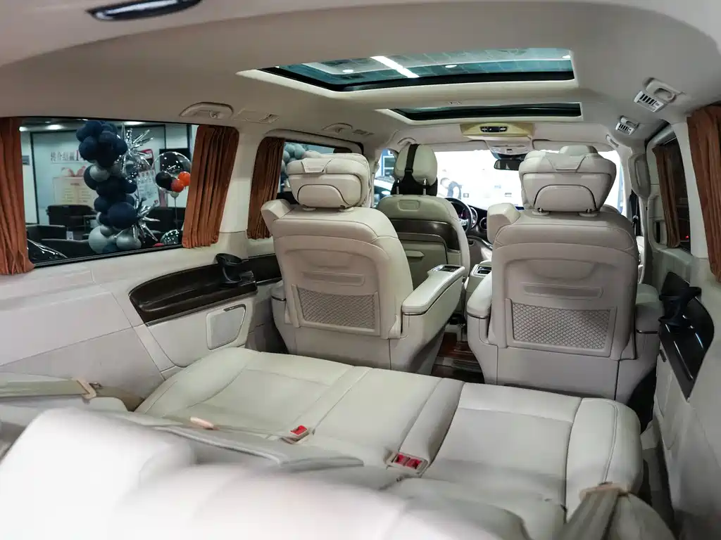 Mercedes-Benz V-Class 2021 — фото 27