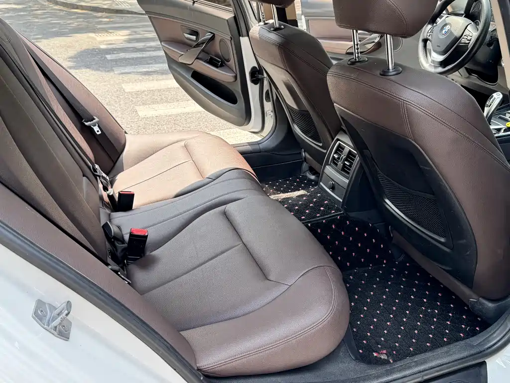 BMW 3 Series 2018 — фото 11
