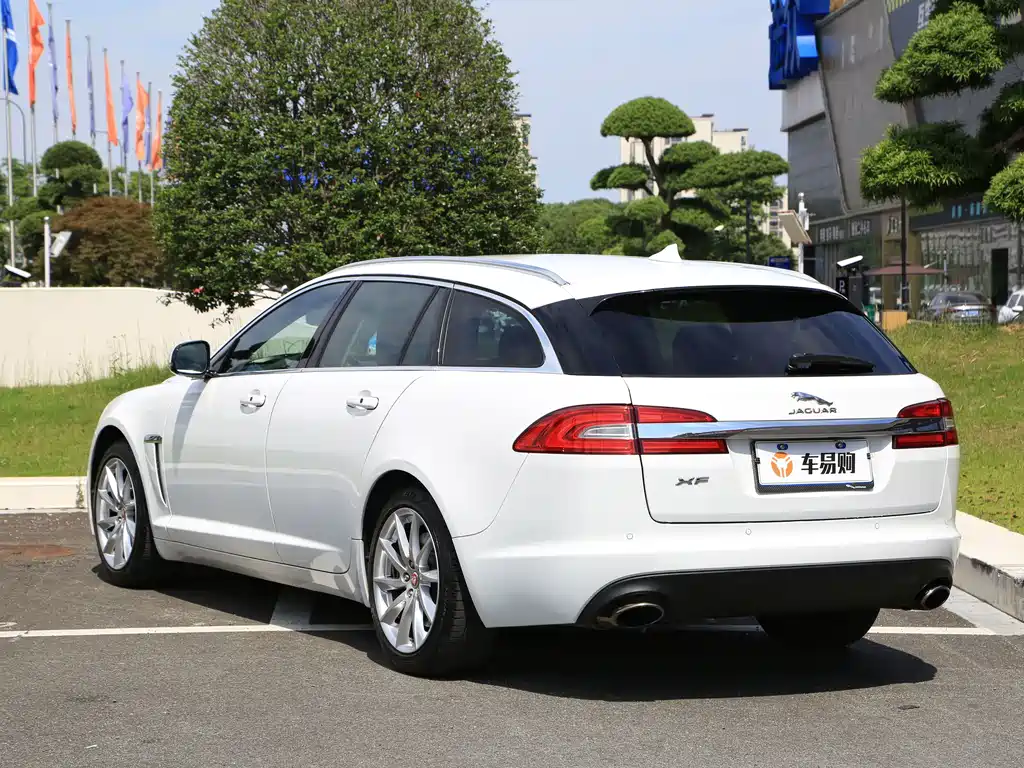 Jaguar XF 2016 — фото 20