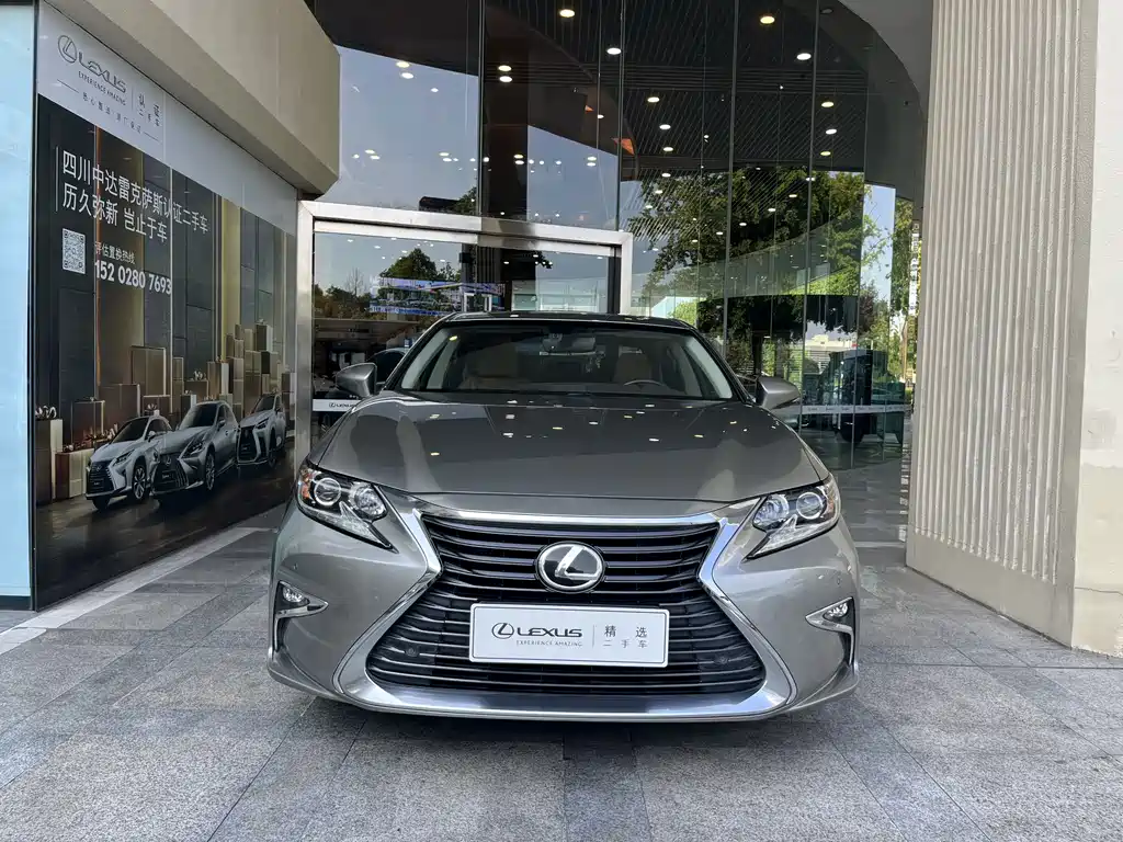 Lexus ES 2018 — фото 1